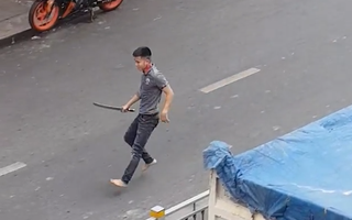 Video: Tài xế ôtô cầm kiếm đuổi chém người trên đường Lũy Bán Bích, TP.HCM