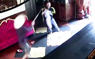 Video: Kinh hoàng thanh niên vác rựa xông vào nhà hàng xóm chém loạn xạ