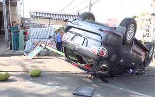 Video: 2 ô tô tông nhau lật chổng vó ở bùng binh, 6 người bị thương