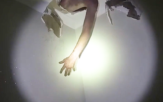 Video: Tên trộm bị kẹt cứng trên trần nhà, phải gọi cảnh sát giải cứu