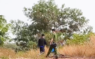 Video: Phát hiện thi thể người đàn ông chết khô trong lùm cỏ