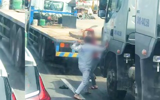 Video: Hai tài xế container cầm hung khí lao vào đánh nhau sau khi va chạm xe