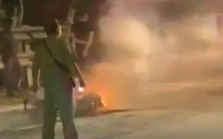 Video: Cãi nhau với bạn gái, thanh niên châm lửa đốt rụi xe máy