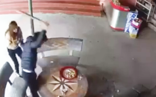 Video: Giận nhau vì một câu nói, dùng điếu cày đánh chết bạn nhậu