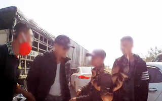 Video: Xôn xao clip nhóm người nghi dàn cảnh va chạm xe để ép tài xế bồi thường