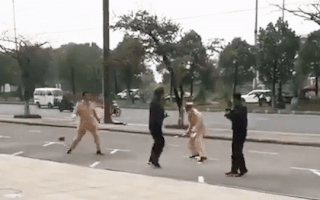 Video: Thanh niên vi phạm giao thông còn cầm côn tấn công cảnh sát