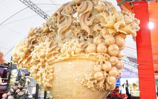 Video: Giỏ hoa tết bằng ngọc quý, nặng 1,5 tấn ở Hà Nội