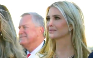Video: Con gái ông Trump bật khóc trong ngày cha mãn nhiệm