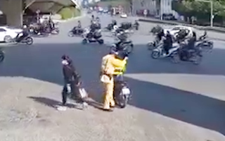 Video: Tài xế xe công nghệ chở CSGT đuổi theo ôtô vi phạm giao thông