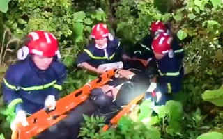 Video: Cảnh sát leo núi cứu thanh niên bị gãy chân trên bán đảo Sơn Trà