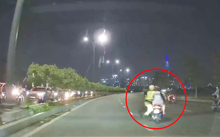 Video: CSGT bám vào xe đang chạy và ngã nhào xuống đường