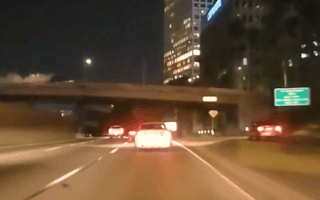 Video: Chiếc Mercedes lao khỏi cầu vượt, bốc cháy dữ dội