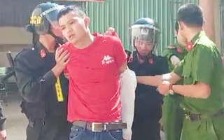 Video: Bắt nghi phạm say xỉn, tấn công tài xế, cướp taxi ở Quảng Ngãi