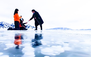 Video: Bong bóng băng ở hồ Sayram làm say đắm nhiều du khách
