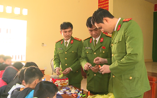 Video: Kiểm điểm 17 học sinh ở Thanh Hóa làm pháo nổ từ hộp diêm rồi đem bán