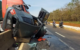 Video: Xe container tông ô tô bể nát, lật chổng 4 bánh lên trời