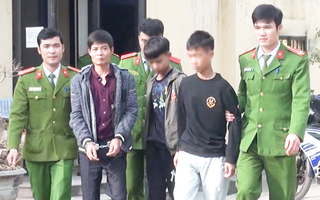 Video: Nhóm đối tượng chạy xe máy, cầm dao đe dọa giật túi xách người đi đường ở Thanh Hóa đã bị bắt