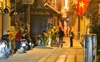 Video: Hà Nội phong tỏa ngõ có người dương tính với COVID-19 ngay trong đêm