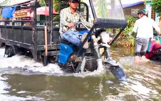 Video: Trời không mưa, đường ở Thủ Đức vẫn ngập tới đầu gối