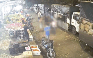Video: Kẻ lạ mặt tạt mắm tôm phụ nữ, đâm gục nam thanh niên trong chợ đầu mối tại Biên Hòa