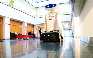 Video: Robot 200kg dọn dẹp sàn nhà bệnh viện trong thời Covid-19