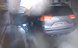 Video: Người phụ nữ lớn tuổi bị thanh niên kéo ra khỏi ôtô để cướp xe