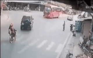 Video: Ô tô và xe khách tông trực diện, ủi luôn xe máy chở 3 người văng sang một bên
