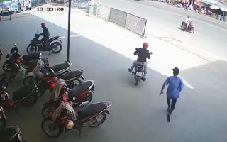 Video: Bảo vệ bất lực với băng nhóm táo tợn dàn cảnh lấy 2 xe máy