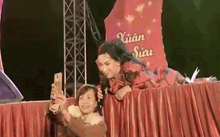 Video: Nhiều ý kiến quanh việc ca sĩ Phi Nhung nằm hát trên sân khấu
