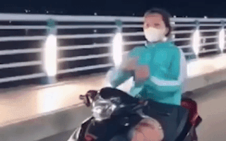 Video: Cô gái chạy xe máy không đội mũ bảo hiểm, thả 2 tay… múa quạt