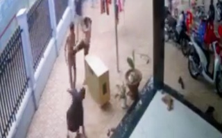 Video: Xông vào nhà dân đánh người có thể do mâu thuẫn tiếng loa kẹo kéo