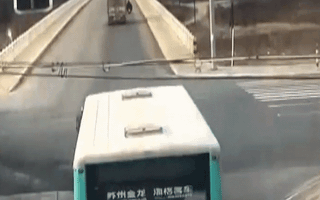 Video: Xe cấp cứu tông xe buýt lao xuống sông, 15 người thương vong