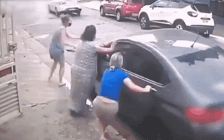 Video: Táo tợn cướp chiếc ôtô trước cửa nhà, húc văng 2 phụ nữ ngã ra đường