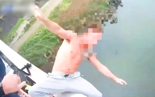 Video: Bạn gái không chịu gặp, một thanh niên nhảy cầu tự tử