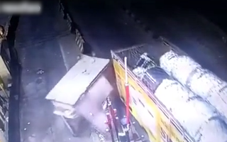 Video: Xe tải kéo sập quầy vé, nhân viên trạm thu phí chui ra từ đống đổ nát