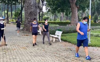 Video: Người dân đến công viên tập thể dục đều đeo khẩu trang, giữ khoảng cách an toàn