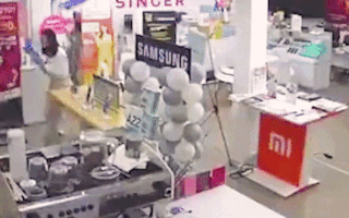 Video: Trâu 'điên' lao vào cửa hàng húc ngã nữ nhân viên