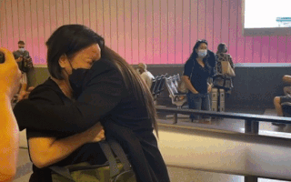 Video: Con gái ca sĩ Phi Nhung khóc nghẹn khi nhận tro cốt mẹ tại Sân bay Los Angeles, Mỹ