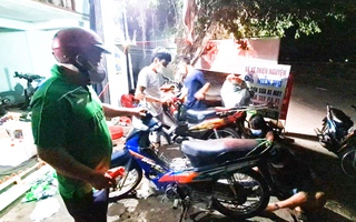 Video: Xuyên đêm 'sửa xe miễn phí' giúp bà con về quê tránh dịch