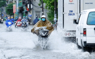 Video: Nhiều tuyến đường ở Hà Nội ngập lênh láng sau mưa