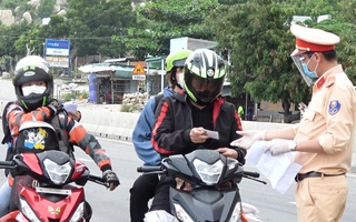 Video: Ninh Thuận xem xét hoãn xử phạt, trả lại xe cho người dân khó khăn về quê tránh dịch