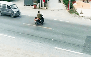 Video: Xe máy bị ô tô tông nát vụn, may mắn đến với người đàn ông chỉ có thể một lần