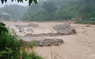 Video: Đang mưa to gió lớn ở miền Trung, nước đổ cuồn cuộn cuốn 2 người mất tích