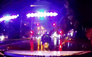 Video: Lại tai nạn bất ngờ, ô tô tung người văng lên nắp capô lúc chờ đèn đỏ