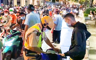 Video: Nới lỏng giãn cách chưa lâu, nhiều người trẻ bị phạt ở phố đi bộ Nguyễn Huệ