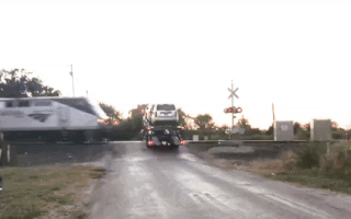 Video: Xe tải chở ôtô bị tàu hỏa tông bay, 5 người bị thương