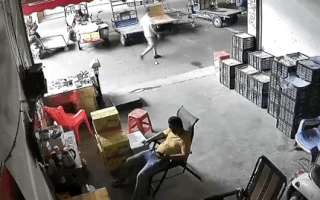 Video: Xe ba gác tự lùi, tông vào người đàn ông đang ngồi trong cửa hàng
