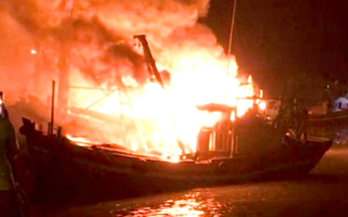 Video: 5 tàu cá neo đậu trú bão bị thiêu rụi giữa đêm ở Bình Định