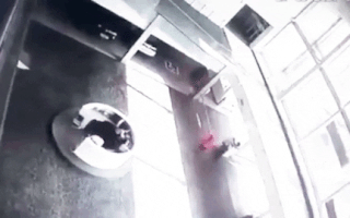 Video: Ôtô rơi từ tầng lửng xuống tầng trệt, đè trúng hai người