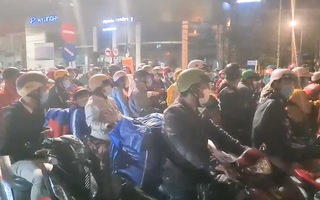 Video: Tối 2-10, hàng ngàn người chạy xe máy từ Bình Dương qua TP.HCM để về quê